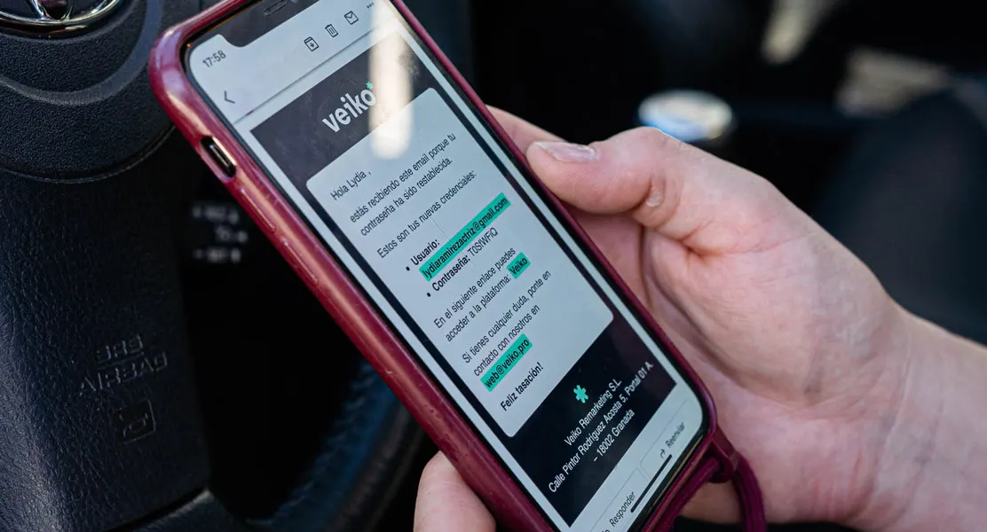 Pantalla de teléfono con el registro completado en la aplicación de Veiko
