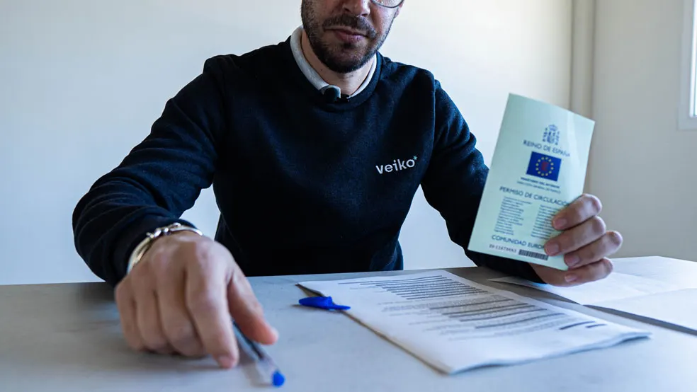 Trabajador de Veiko con la documentación completa de un vehículo subastado